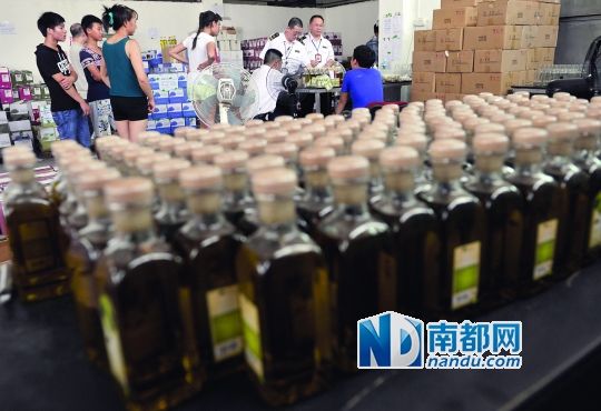 倉庫內(nèi)正非法加工進(jìn)口橄欖油，廣州市食藥監(jiān)局執(zhí)法人員上門查處。