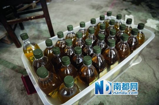 包裝好的橄欖油浸泡在洗潔精液體中。