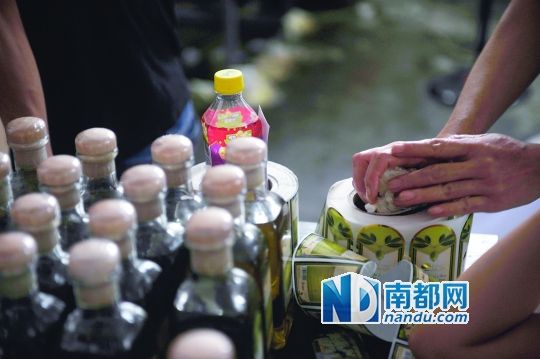 桌上堆著灌好的橄欖油與成卷的標(biāo)簽貼紙。