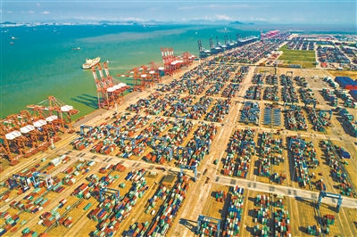 繁忙的廣州南沙港將在粵港澳大灣區(qū)的發(fā)展建設(shè)中發(fā)揮重要的作用。