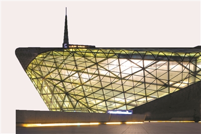 ①?gòu)V州大劇院 由英籍伊拉克設(shè)計(jì)師扎哈·哈迪德設(shè)計(jì),曾被評(píng)為“世界十大歌劇院”。