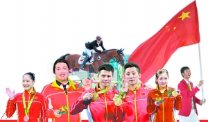 從左至右為：李丹、馮珊珊、陳艾森、林躍、劉詩雯、雷聲，騎馬者為華天。 