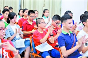 培訓活動中,學生們認真聽課。