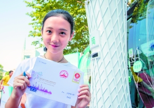 “財富小信使”展示自己寫的信。