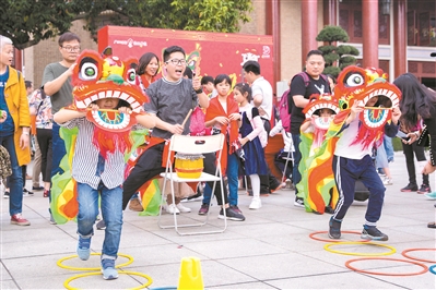 小朋友在元宵嘉年華上體驗舞獅。