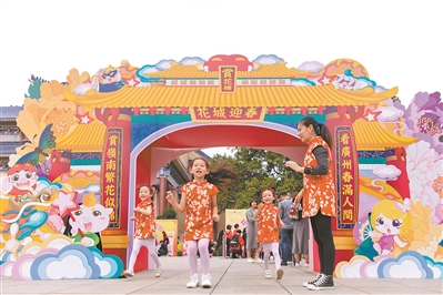 元宵嘉年華上，小朋友盡興玩耍。