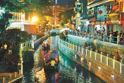 荔枝灣涌，水面浮光點點，人們依百年舊俗,乘花艇夜游。