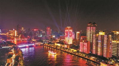 江灣橋到海珠橋之間的珠江北岸高樓外立面間或顯示慶祝新中國成立70周年的圖案。