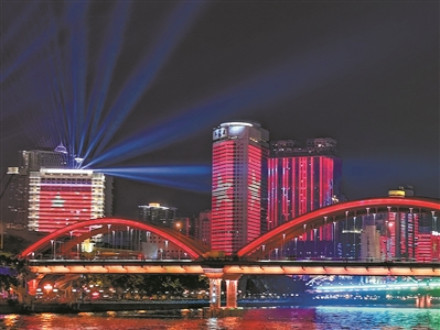 解放橋的紅色燈帶與身后的國旗燈飾交相輝映。