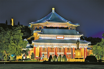 中山紀念堂為迎接國慶調試燈光。