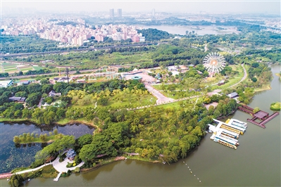 廣州北部的白云、從化、增城三個區有著豐富的山水自然資源,市民周末到北部市郊游山玩水,可以逃離城市的喧囂,感受詩與遠方的悠閑。圖為白云湖東湖西岸的摩天輪,是市民拍照的標志性景點。