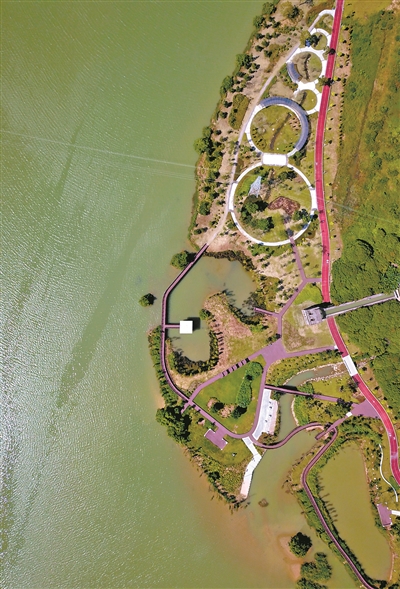 從化溫泉鎮環湖綠道,山林之綠與河水之碧交融匯合,構成一幅優美的山水畫卷。