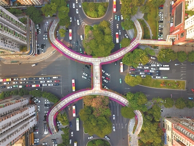 五羊邨的人行天橋猶如彩帶。