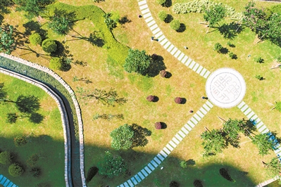 南越王宮博物館屋頂花園設置曲流石渠模型展示。