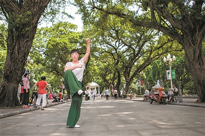 人民公園綠樹成蔭,市民經常在此鍛煉休憩。