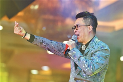 雖然是在食肆表演,但歌手的“行頭”依然很精致,絕不欺場。