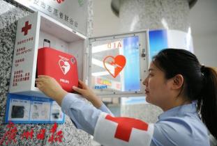 人大代表連續(xù)兩年就公眾場(chǎng)所配置AED提出建議 市衛(wèi)健委主任唐小平：有關(guān)方案在制定中擬修法推動(dòng)公共場(chǎng)所配備AED