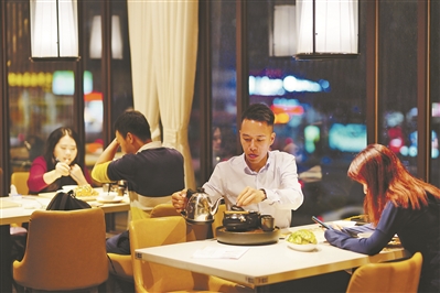 “一盅”(茶)仍是傳統主角,但夜茶的食品絕不限于“兩件”(點心)——各式菜肴是常見的配置。 “一盅”(茶)仍是傳統主角,但夜茶的食品絕不限于“兩件”(點心)——各式菜肴是常見的配置。