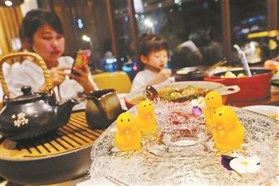 點心的制作,除了保持傳統風味以外,也增加了不少新概念,以吸引年輕人。 點心的制作,除了保持傳統風味以外,也增加了不少新概念,以吸引年輕人。