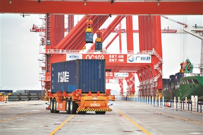 應用北斗導航系統的無人駕駛IGV車，穿梭在廣州港南沙港區四期碼頭。.jpg