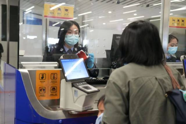 民警核查證件。