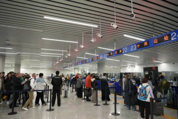 旅客有序排隊(duì)。