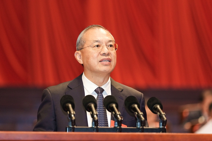 李貽偉作政協(xié)第十四屆廣州市委員會(huì)常務(wù)委員會(huì)工作報(bào)告