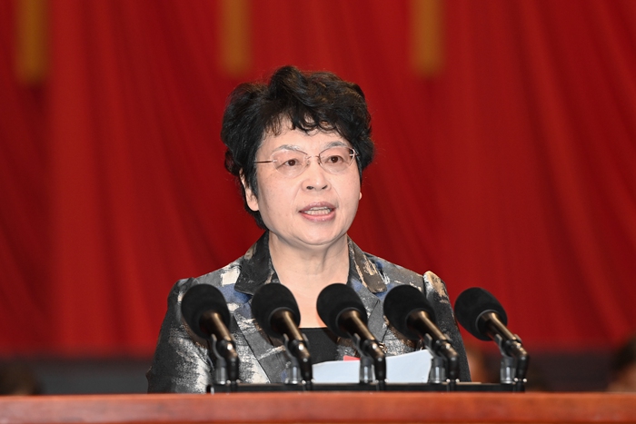 張雅潔宣讀《關(guān)于表?yè)P(yáng)政協(xié)第十四屆廣州市委員會(huì)第三次會(huì)議以來優(yōu)秀提案、先進(jìn)承辦單位和個(gè)人的通報(bào)》和《關(guān)于表?yè)P(yáng)2024年度履職優(yōu)秀市政協(xié)委員的通報(bào)》