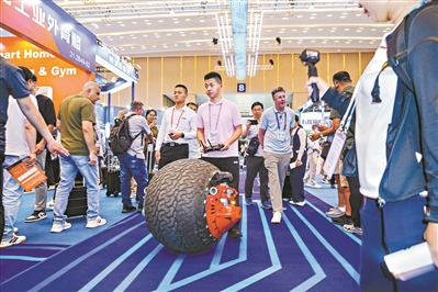 廣交會(huì)首設(shè)服務(wù)機(jī)器人專區(qū) 46家企業(yè)展出的明星產(chǎn)品獲外商青睞