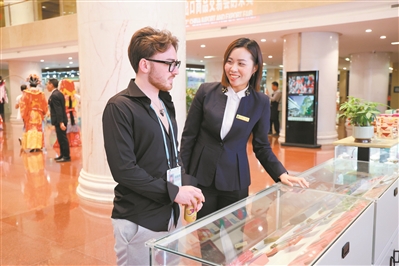 不少客商選購十五運會特許商品 “喜洋洋”“樂融融”熱賣