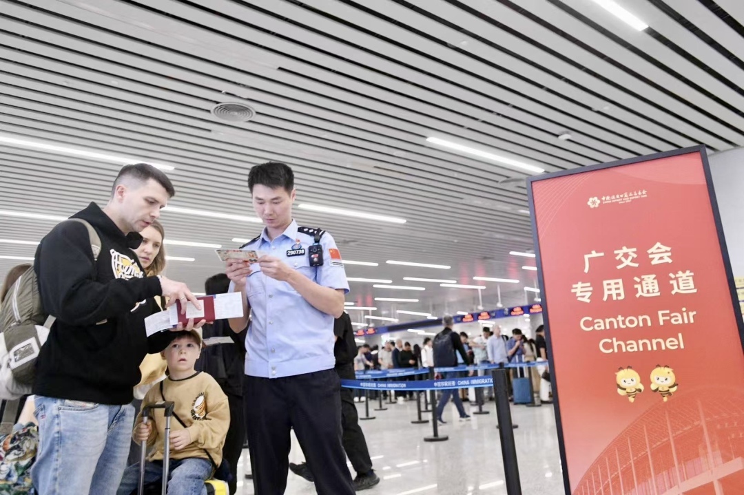 入境客流旺 口岸邊檢服務“別樣忙”