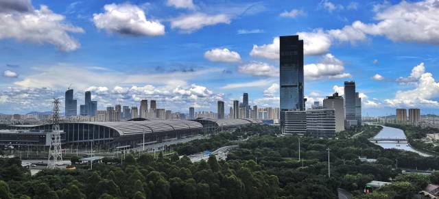 2024年6月23日,一場雨后,廣州琶洲會(huì)展上空藍(lán)天白云。荀建群 攝