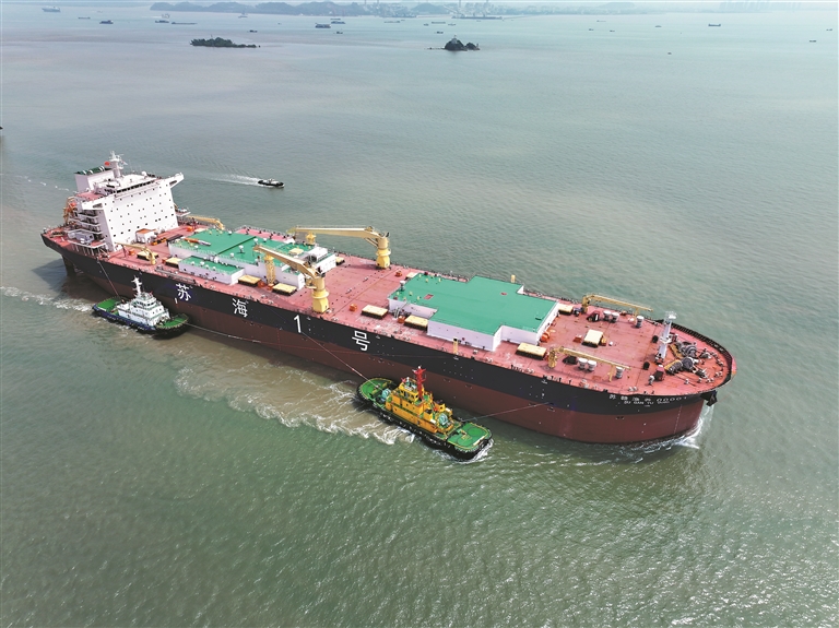 廣州新船海上“牧魚(yú)”