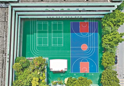 人大代表督辦公交車從家門到校門 推動校舍運動場翻新