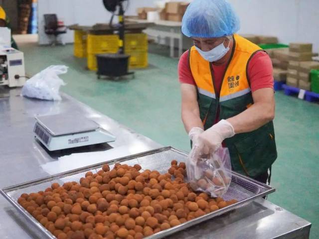 將新鮮荔枝加工成荔枝干 將新鮮荔枝加工成荔枝干