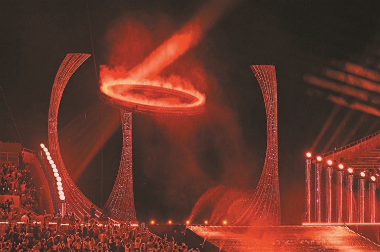 水火之融 三地火炬手踏浪點火